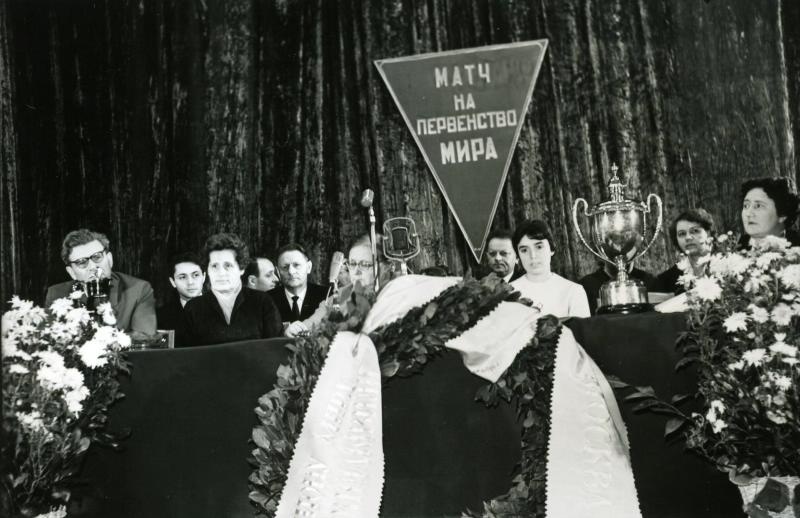 Во время матча на первенство мира по шахматам, 1962 год, г. Москва