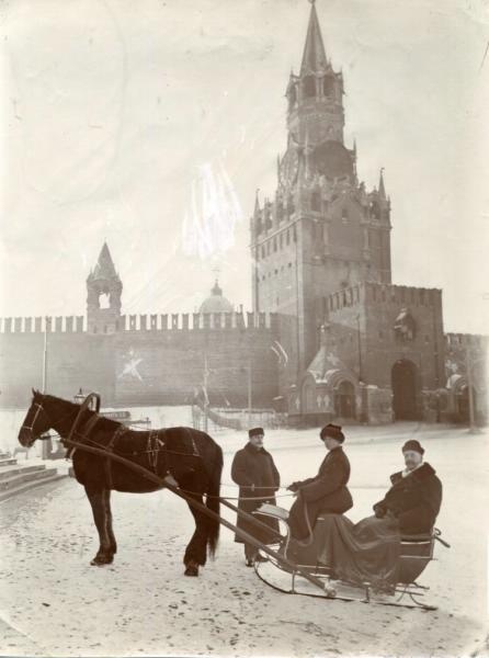 У Спасской башни Кремля, 1910-е, г. Москва. Часовни при Спасской башне снесены в 1925 году.Выставка «Рождественское настроение» с этой фотографией.&nbsp;