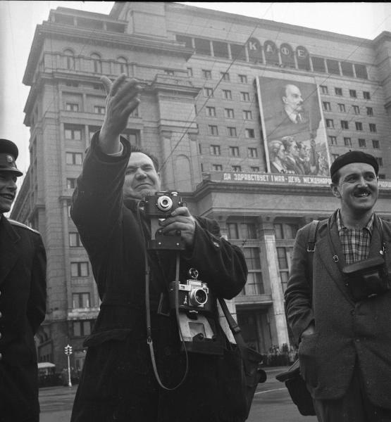 Фотографы и милиционер на Манежной площади, 1 мая 1957 - 1 мая 1960, г. Москва. Предположительно, слава фотограф – Алексей Гостев.&nbsp;