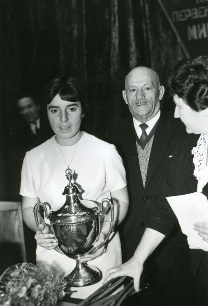 Нона Гаприндашвили с кубком чемпиона мира по шахматам, 1962 год, г. Москва