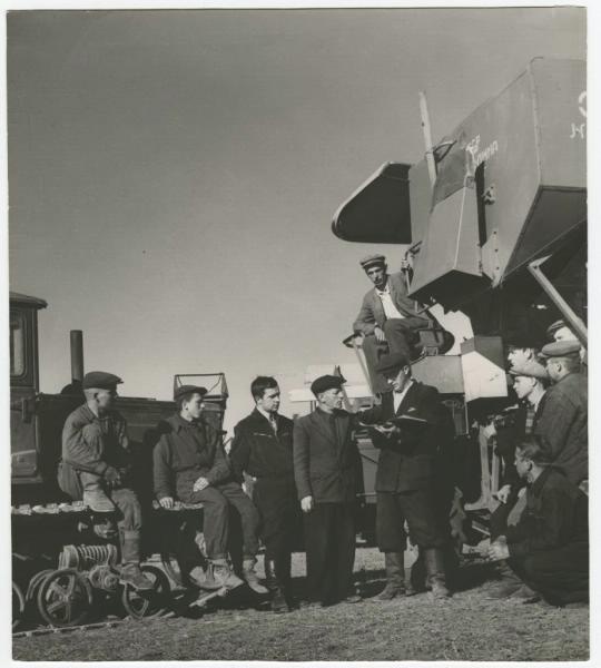 Бригада механизаторов во время перерыва, 1960-е