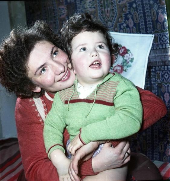 Женщина с ребенком, 1950-е. Съемка для журнала «Советская женщина».Выставка «Ой, мамочки!» с этой фотографией.