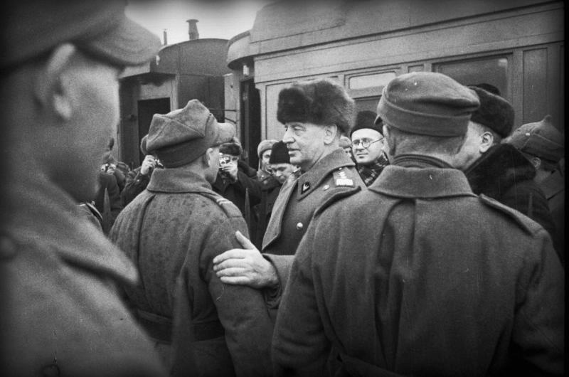 Польская дивизия. Владислав Сикорский с группой военных около поезда, 1941 - 1942