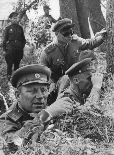 «2-й Прибалтийский фронт. Генерал-майор тов. Масалик со своим штабом наблюдает за противником», июнь - август 1944. Михаил Эммануилович Москалик.