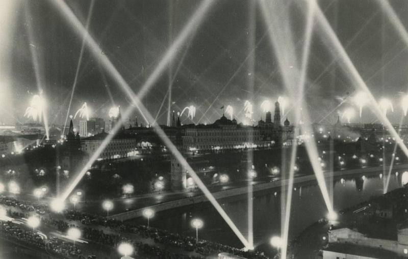 Салют победы, 9 мая 1945, г. Москва. Выставки&nbsp;«Москва праздничная»&nbsp;и «Победа!» с этой фотографией.