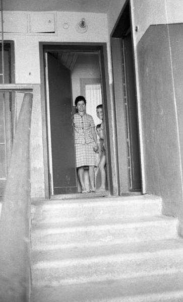 Мама и дети в дверях квартиры, 1967 год, Волгоградская обл., г. Волжский