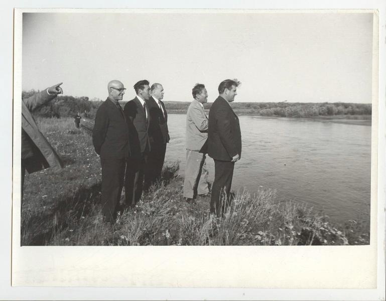 Группа мужчин на берегу реки, 1970-е