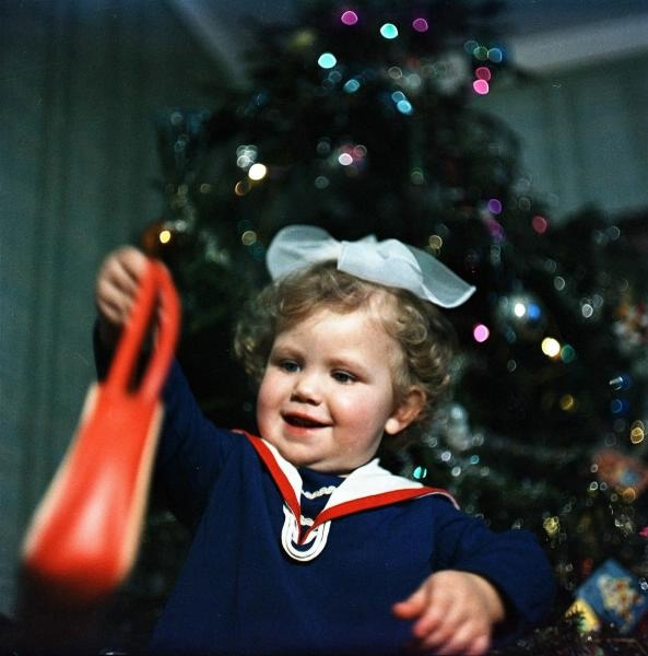 Девочка около новогодней елки, 1960-е. Видео «Зима» с этой фотографией.