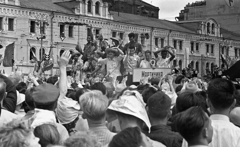 VI Всемирный фестиваль молодежи и студентов. Торжественное шествие, 28 июля 1957 - 11 августа 1957, г. Москва. Ныне улица Тверская.