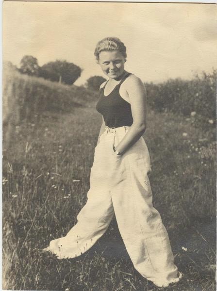 Девушка в белых брюках, 1930-е. Предположительно, на фото –&nbsp;актриса Марионелла Владимировна Королева (Гуля Королева).Выставки&nbsp;«15 любопытных предположений»,&nbsp;«10 модных фотографий: 1930-е» и «Мода ХХ века в 100 фотографиях» с этим снимком.