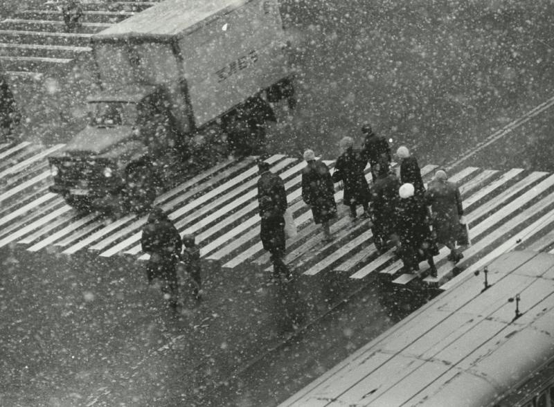 На «зебре», 27 сентября 1986. Выставка «А снег идет, а снег идет, и все вокруг чего-то ждет…» с этой фотографией.