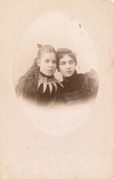 Портрет двух девушек, 1910 - 1916, г. Санкт-Петербург. Альбуминовая печать.