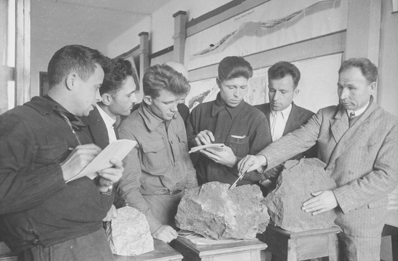 Занятия в геологическом кабинете техникума, 1937 год, г. Магнитогорск. Выставка «Держись, геолог, крепись, геолог, Ты ветра и солнца брат» с этой фотографией.&nbsp;