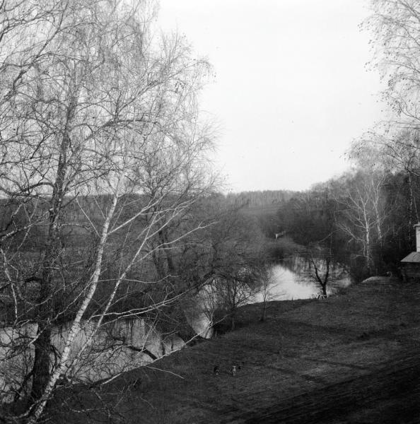 Вид с горы на речку недалеко от монастыря. Вечернее солнце, 1904 год, Московская губ., г. Воскресенск