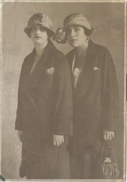Две дамы в шляпках, 1920-е. Выставка «В стиле НЭП» с этой фотографией.