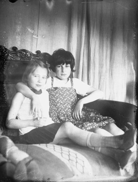 Две девочки, сидящие на диване, 1926 - 1928, г. Москва. Из архива семьи Раутенштейнов.&nbsp;Справа – Берта Раутенштейн (дочь И. И. Раутенштейна).