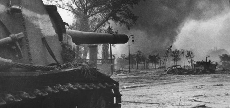 Штурм Берлина. Самоходные орудия ведут огонь, 25 апреля 1945 - 2 мая 1945, Германия, г. Берлин