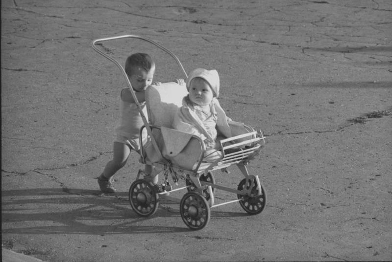 Малыши с коляской, 1967 год, Волгоградская обл., г. Волжский