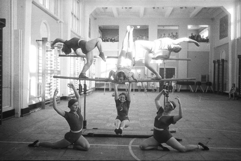 Клуб металлургов. Гимнастический зал (пирамида на брусьях), 1937 год, г. Магнитогорск