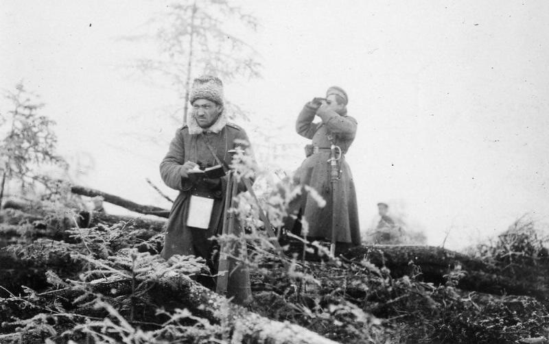 Фотограф-корреспондент штабс-капитан Сергей Корсаков на передовых позициях, 1915 год