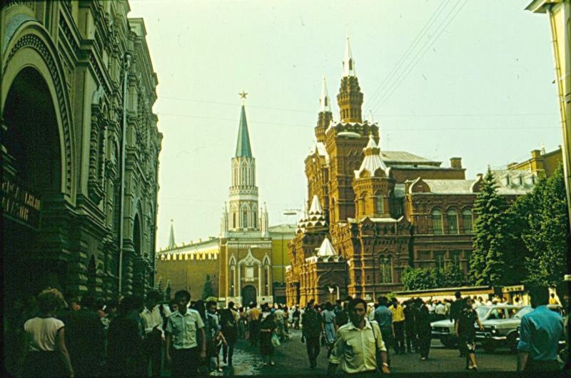 Вид с Никольской улицы на здание Исторического музея и Никольскую башню Московского Кремля, 1987 год, г. Москва