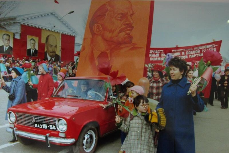 На первомайской демонстрации, 1981 год, Куйбышевская обл., г. Тольятти. Выставка «Яркие восьмидесятые: СССР на пороге перемен» с этой фотографией.&nbsp;