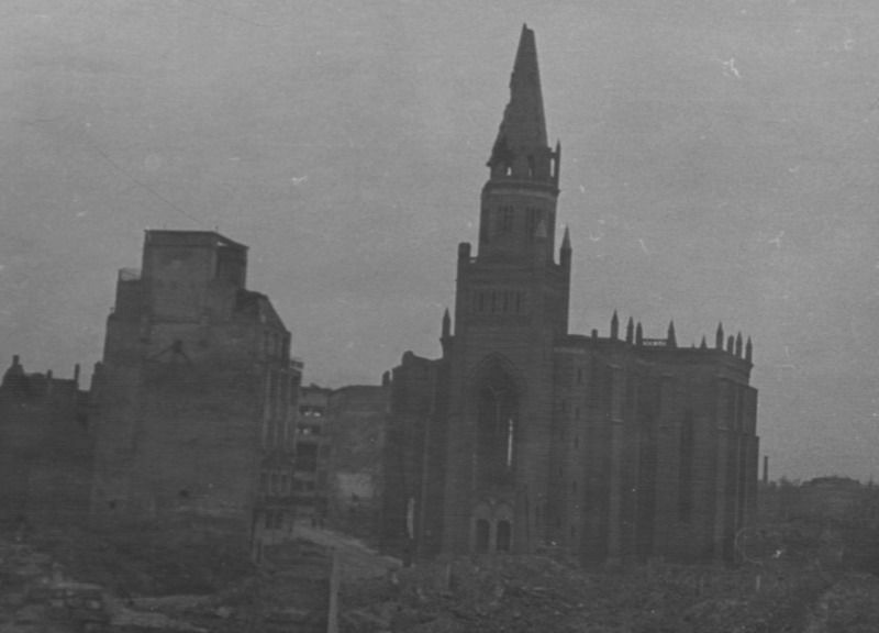 Без названия, 1946 год, г. Калининград. Евангелическая Альтштадская кирха была построена в 1845 году на месте старой, воздвигнутой в 1264 году и снесенной в 1828.Город Калининград до 4 мая 1946 назывался Кенигсберг. Из семейного архива А. В. Соколова.