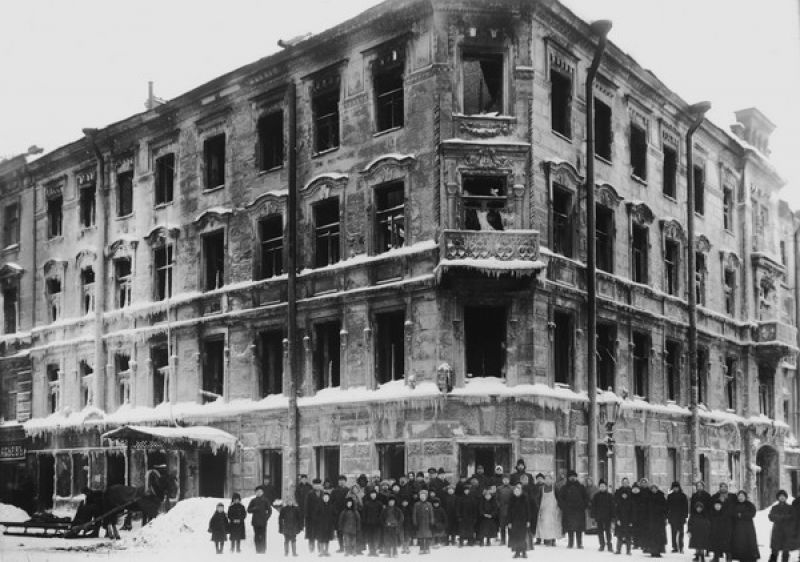 Фасад сгоревшего здания полицейского участка, март 1917, г. Петроград