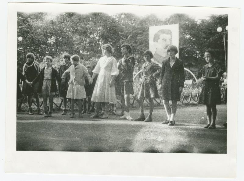 Дети на фоне портрета Сталина, 1930-е