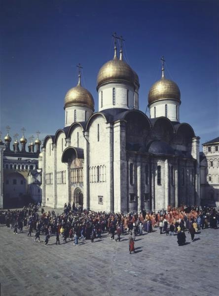 Крестный ход вокруг Успенского собора, 1990-е, г. Москва