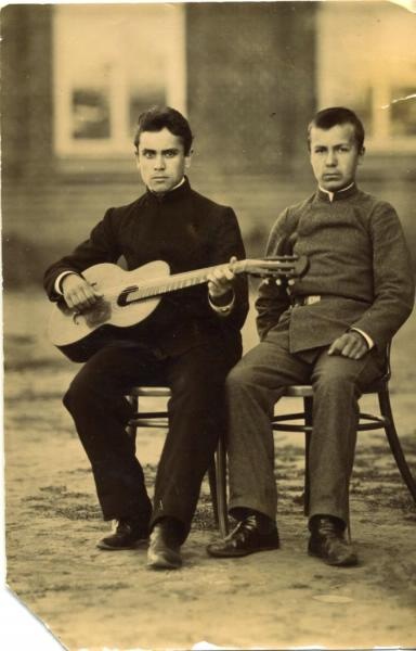 Молодые люди с гитарой, 1900 год, г. Царицын-на-Волге