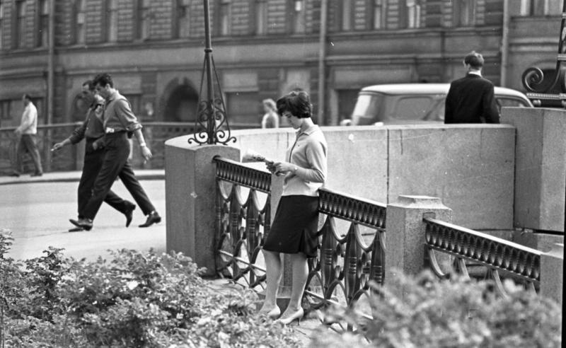 Женщина на набережной, 1960-е, г. Ленинград