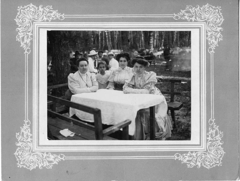 Портрет женщин с девочкой за столом в парке, 1900-е
