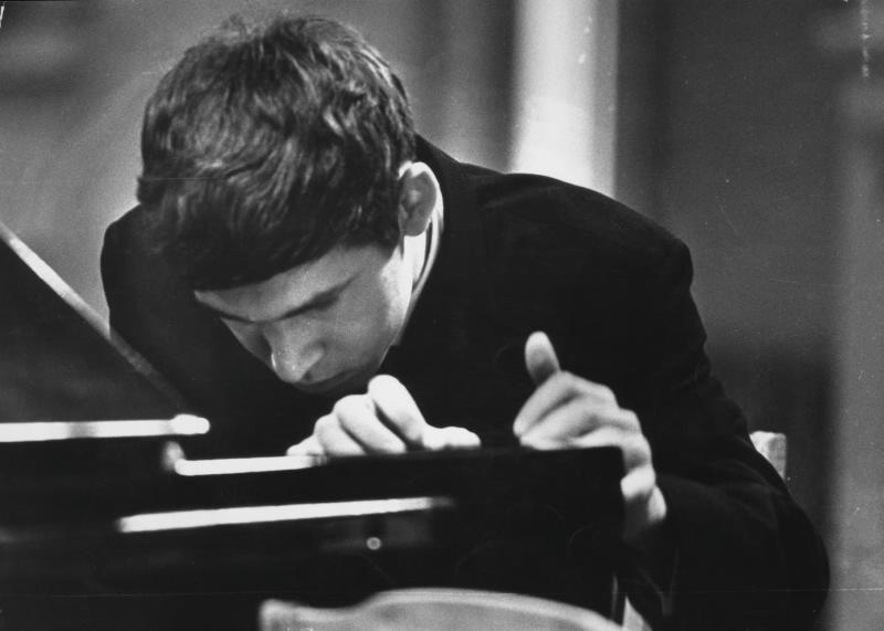 Пианист Александр Слободяник, 1960 - 1965, г. Москва. Выставка «Лучшие фотографии пианистов» с этой фотографией.