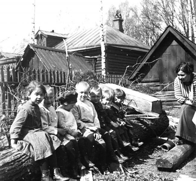 В палисаднике, 1910-е