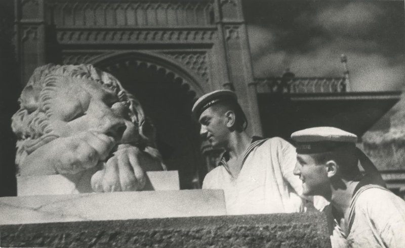 Моряки и каменный лев, 1945 - 1955. Выставка «Фотограф Иван Шагин» с этой фотографией.