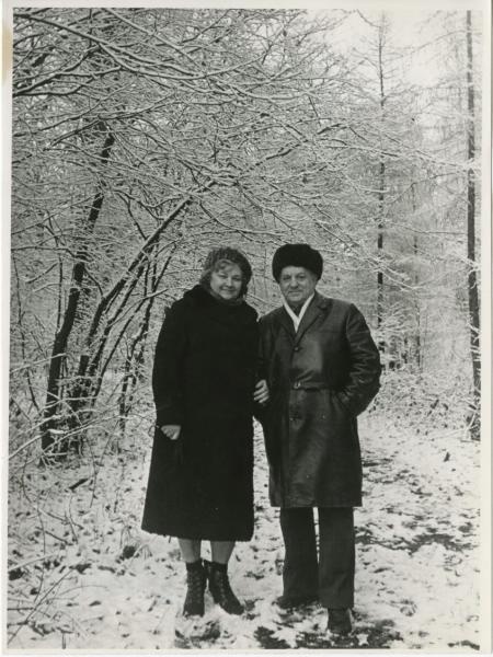 В.А. Темин с супругой на прогулке, 1970-е
