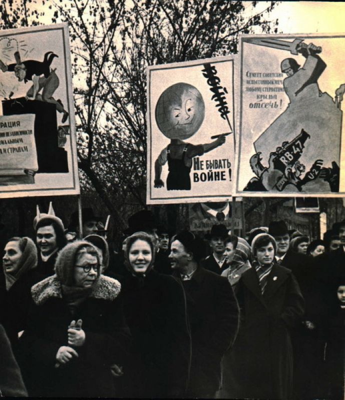 Демонстрация в честь 43-й годовщины Октября, 1960 год, Московская обл., г. Серпухов. Выставка «Главный день в жизни мертвого государства» с этой фотографией.