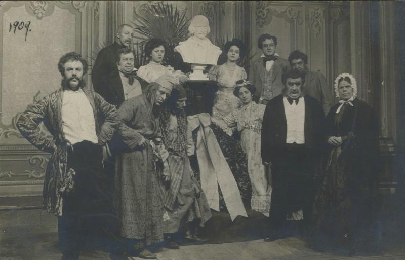 Театральные актеры у бюста Николая Васильевича Гоголя, 1909 год