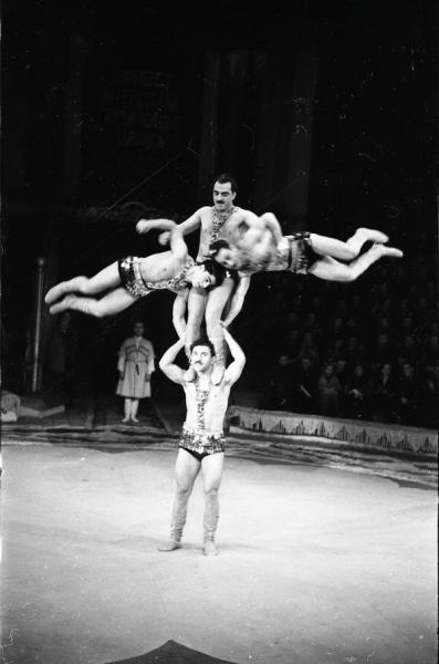 Цирк. Декада грузинского искусства и литературы. Силовые акробаты, 1958 год, г. Москва. На манеже Московского цирка на Цветном бульваре выступают силовые акробаты Л. Мчедлишвили, Гурам Гарсеванишвили, Ш. Дзамашвили, В. Натрошвили.