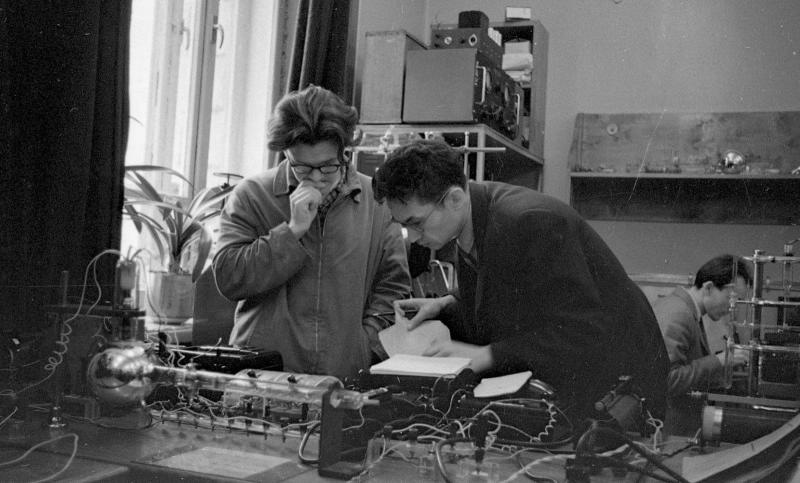 В лаборатории, 1963 - 1964, г. Москва. Из серии «Московский университет».