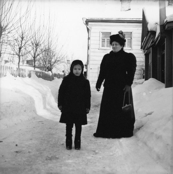 Мадам Сапир и Люба во дворе в Грузинах, 1900-е, г. Москва
