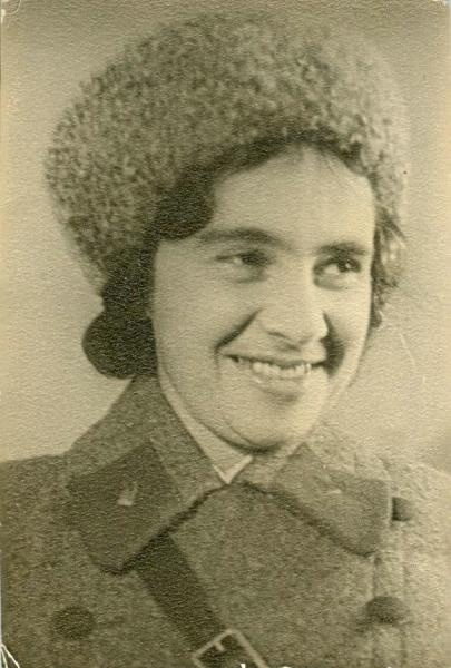 Портрет молодой женщины в военной форме, 1942 год