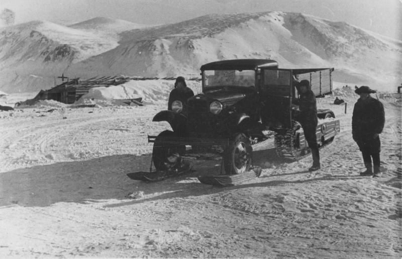 Бухта Провидения. Грузовой автомобиль для зимних перевозок на базе автомобиля ЗИС-5, 1939 год, Чукоткий национальный округ