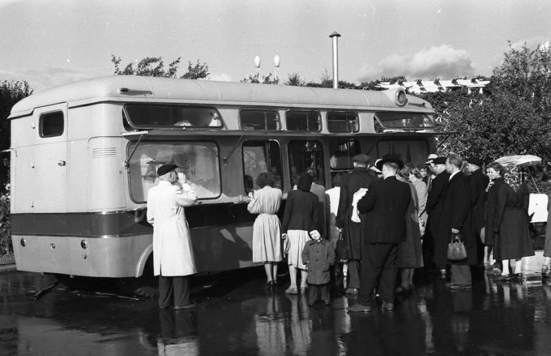 Автобус-буфет, 1955 - 1959. Выставки&nbsp;«Очередное стояние. Очереди в СССР»&nbsp;и «Из истории общепита» с этой фотографией.&nbsp;