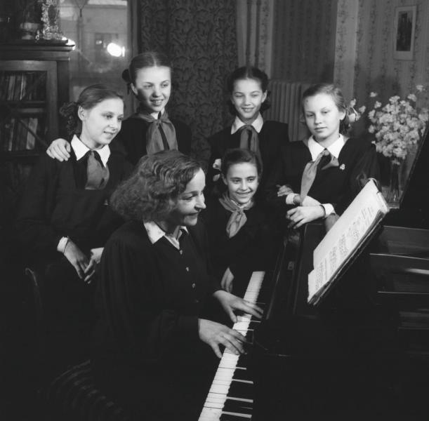 Актриса Вера Марецкая с пионерками, 1949 год