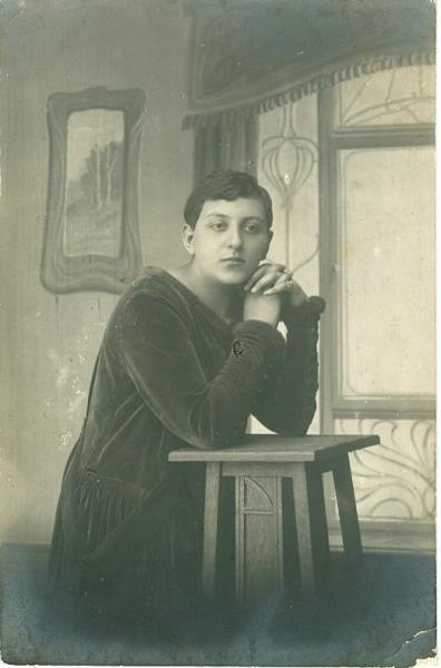 Женщина у окна, 1919 год, Московская губ., Клинский у., г. Клин