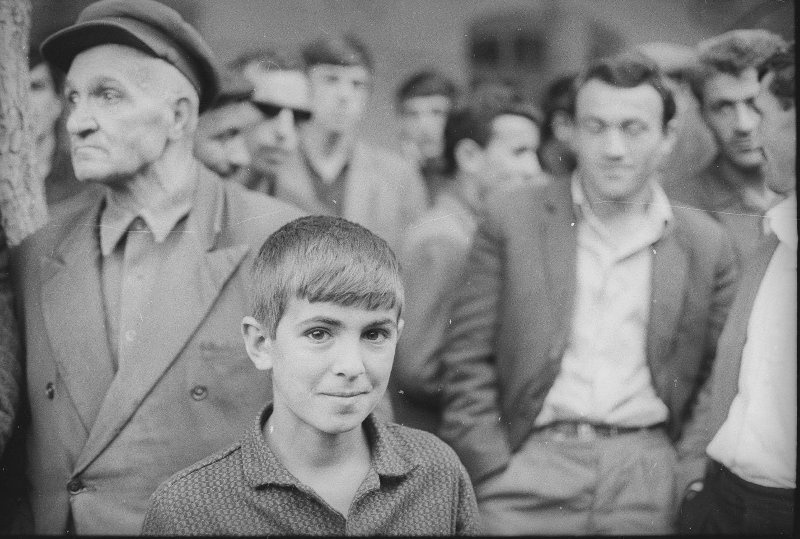 Мальчик в группе мужчин, 1960-е, Армянская ССР. Выставка «Детские глаза поколений» с этой фотографией.