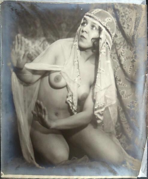 Обнаженная в восточном головном уборе, 1920-е. Выставка «Жертва ню. Эротические снимки Александра Гринберга» с этой фотографией.&nbsp;