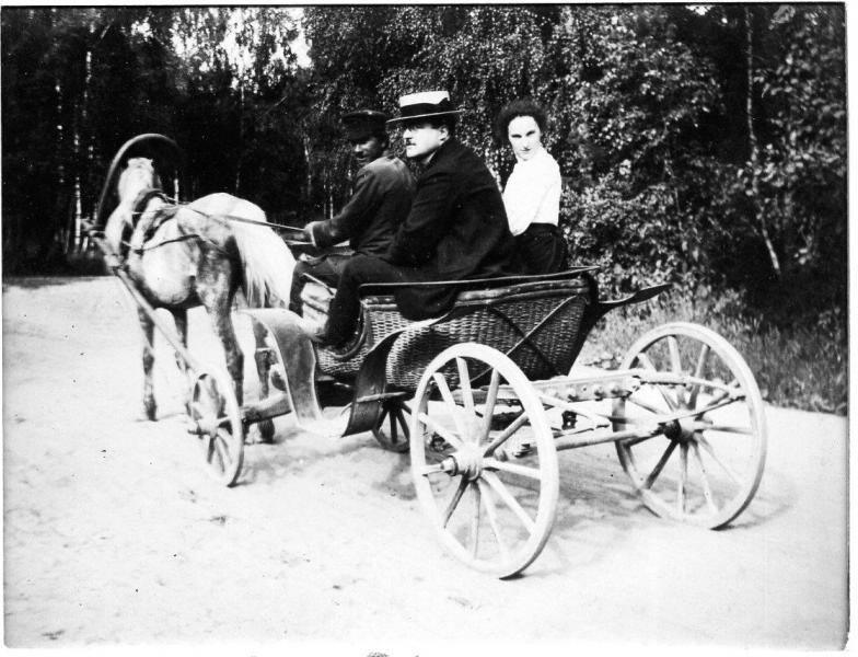 Мужчина и женщина в прогулочной коляске, 1910-е
